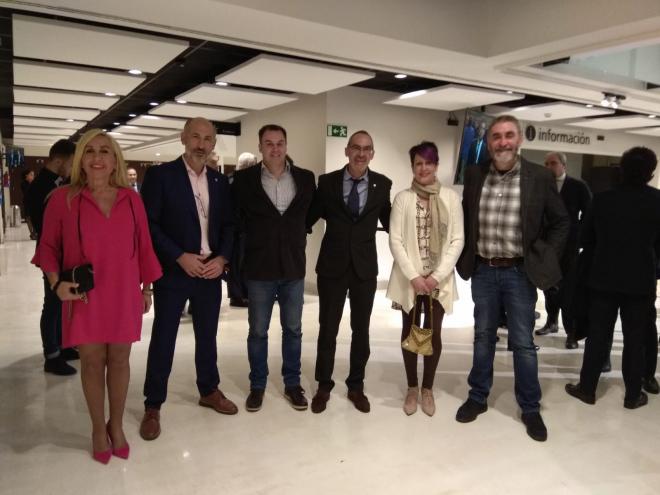 Aitor Elizegi, Tato y Ondarra junto a los miembros de la redacción de El Desmarque Bizkaia.