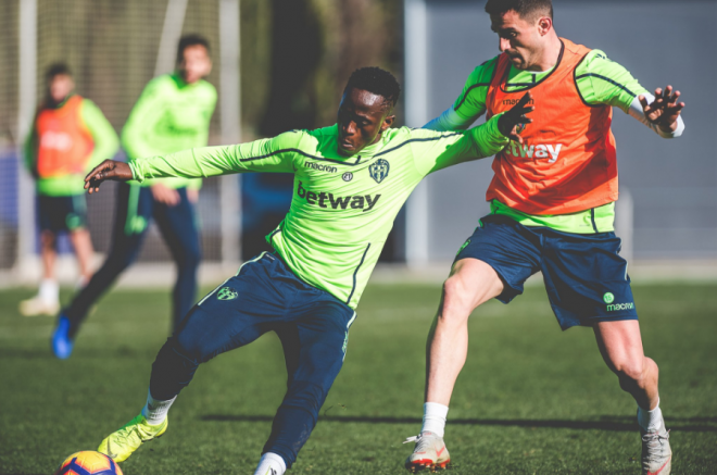 Boateng pelea con Postigo en el entrenamiento. (Foto: Levante UD)