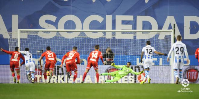 Willian José anota el penalti en el Real Sociedad-Espanyol (Foto: LaLiga Santander).