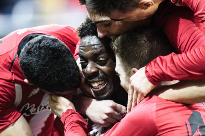 Williams es felicitado por sus compañeros tras marcar el 2-0 del Athletic al Sevilla (Foto: Edu del Fresno).