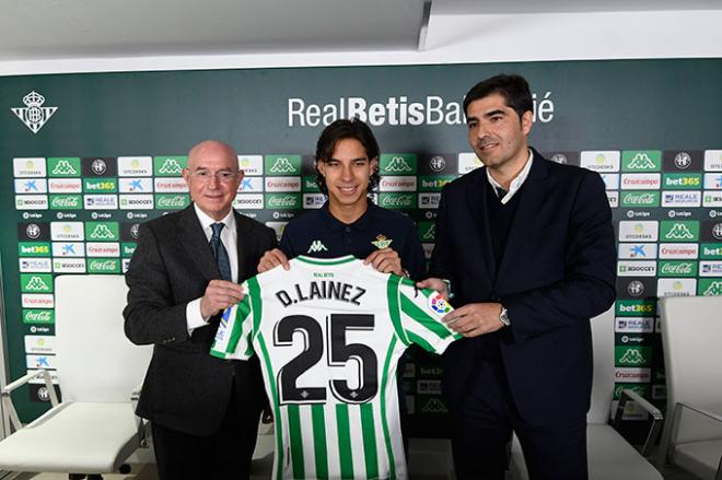 Diego Lainez con Serra y Haro el día de su presentación (foto: Kiko Hurtado).