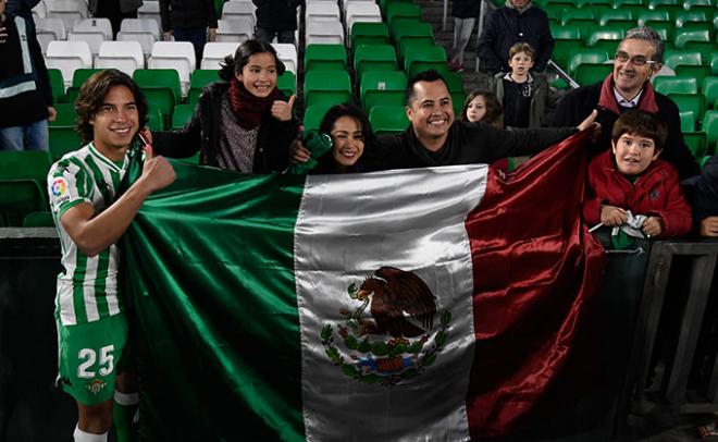 Diego Lainez, con aficionados mexicanos (Foto: Kiko Hurtado).