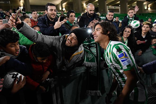 Diego Lainez, con aficionados del Betis (Foto: Kiko Hurtado).