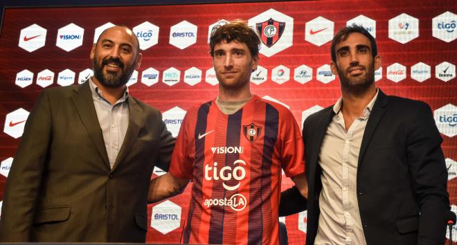 El defensa Amorebieta ha sido presentado como jugador del Cerro Porteño para lo que resta de temporada (Foto: C.P)