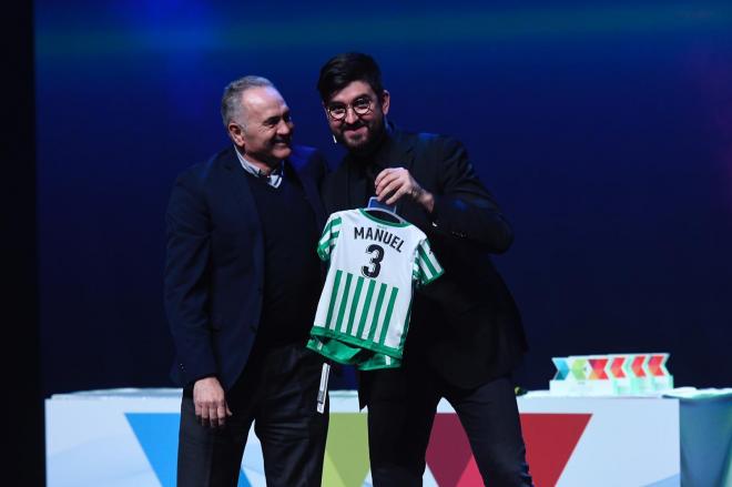 Rafael Gordillo entregó a Manu Sánchez una camiseta del Betis para su hijo en los Premios DEX.