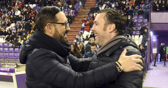 Pepe Bordalás y Sergio González se saludan antes del Real Valladolid-Getafe.