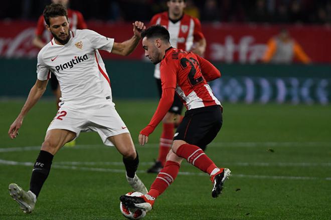 Unai López regatea a Franco Vázquez en el Sevilla-Athletic (Foto: Kiko Hurtado).