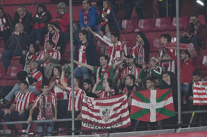 La afición zurigorri lista para el partido de Copa en Sevilla (Foto Kiko Hurtado)