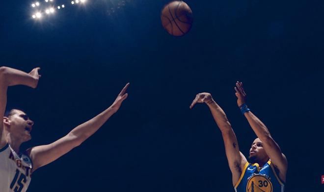 Stephen Curry lanza a canasta frente a Denver Nuggets (Foto: Golden State Warriors).