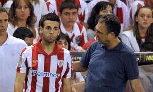 Joaquín Caparrós junto a Markel Susaeta en un partido del Athletic Club en San Mamés.