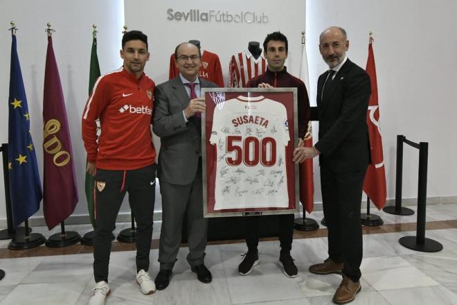 Markel Susaeta ha recibido una camiseta del Sevilla firmada por sus 500 partidos con el Athletic (Foto: Sevilla FC).