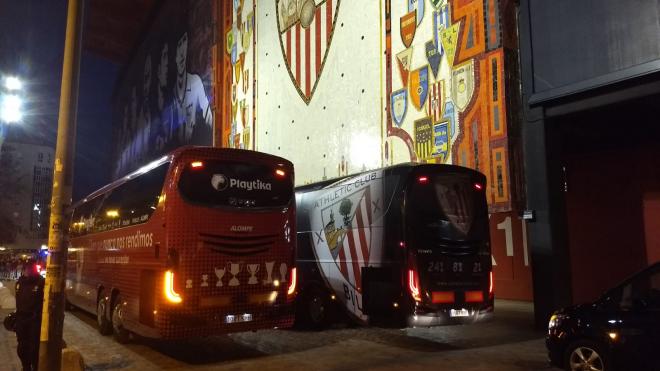 Los autobuses de Sevilla y Athletic, a las puertas del Sánchez-Pizjuán.