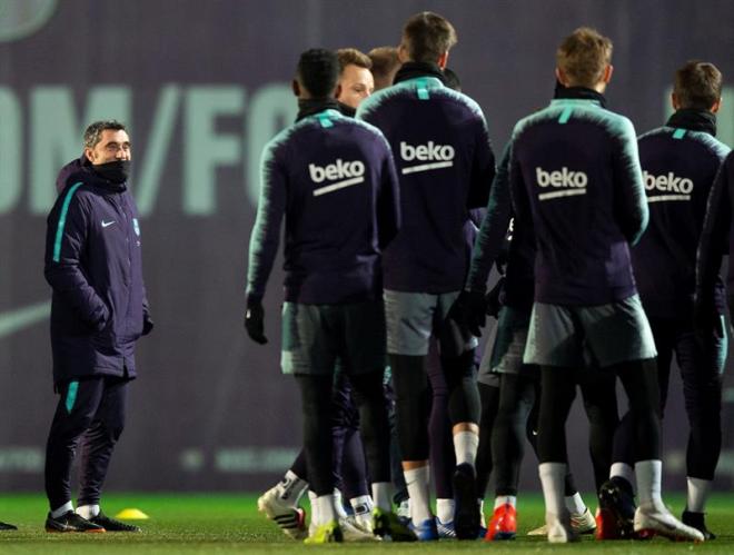 Ernesto Valverde dirige un entrenamiento del Barça.