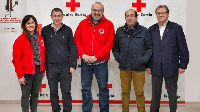 Goyo Arbizu, Manolo Delgado y Ritxi Mendiguren, junto a los representantes de Cruz Roja Bizkaia (Foto: Athletic Club).