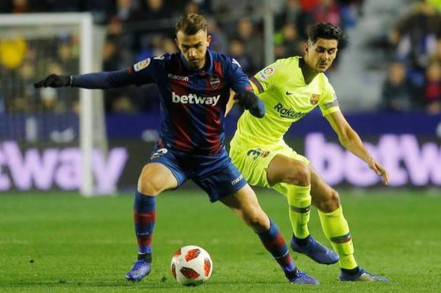 Borja Mayoral controla delante de Chumi en el Levante-Barcelona de Copa del Rey.