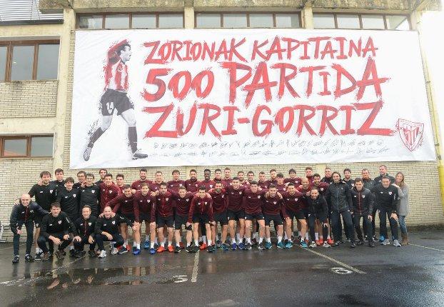 Susaeta y el resto de la plantilla posan sonrientes bajo la enorme pancarta (Foto: Athletic Club).