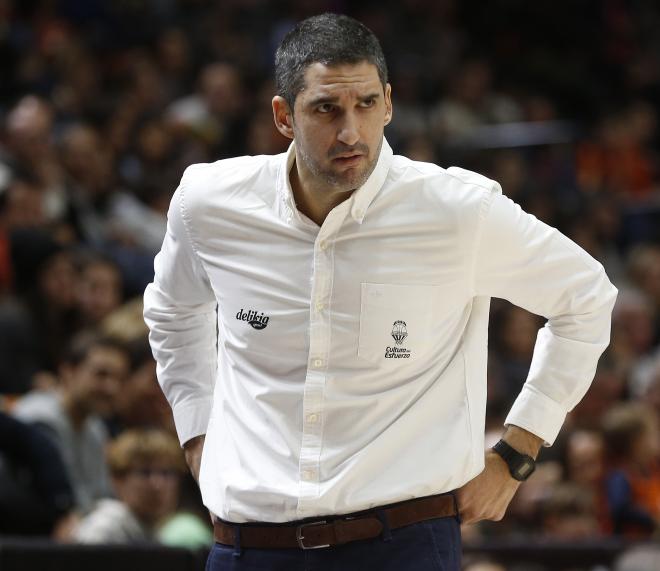 Rubén Burgos entrenador del Valencia Basket Femenino.