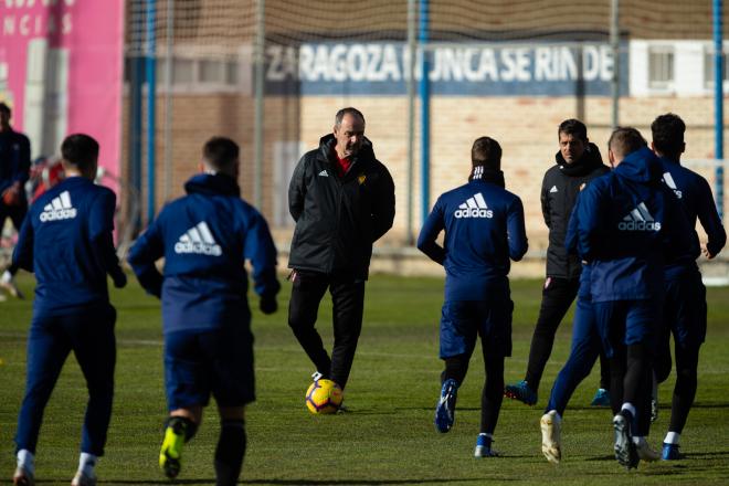 Víctor Fernández en un entrenamiento del Real Zaragoza en la Ciudad Deportiva (Foto: Daniel Marzo).