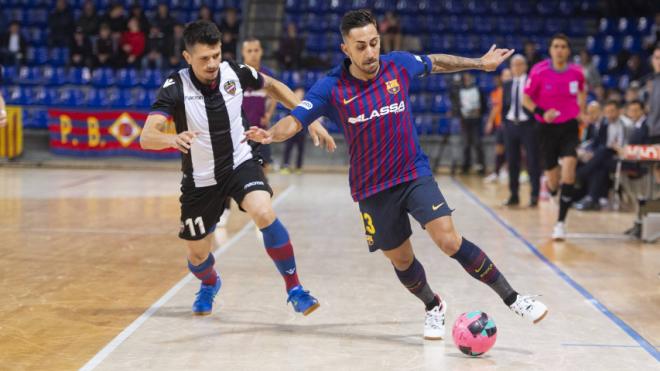 Gallo pugna por un balón del Barcelona Lassa. (Foto: Levante UD)