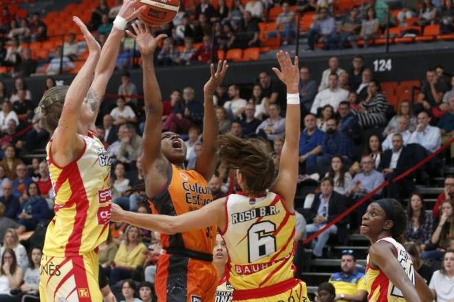 Valencia Basket Femenino - Girona. (Foto: Miguel A. Polo)