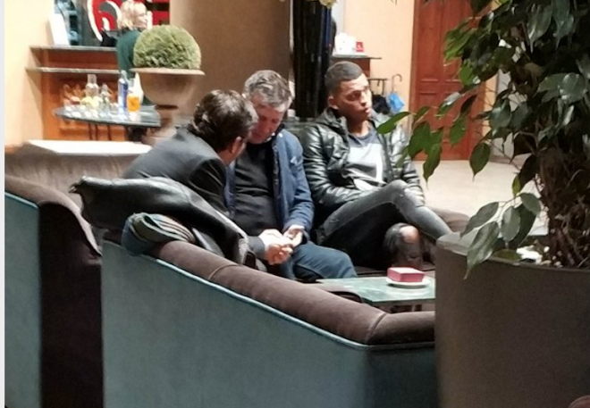 Aderllan Santos en el hotel del Valencia CF junto a Mateu Alemany. (Foto: Twitter Julio Insa)