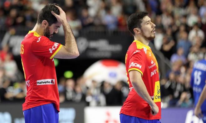 Entrerríos y Dujshebaev se lamentan tras la derrota de España ante Francia en el Mundial de Balonmano.