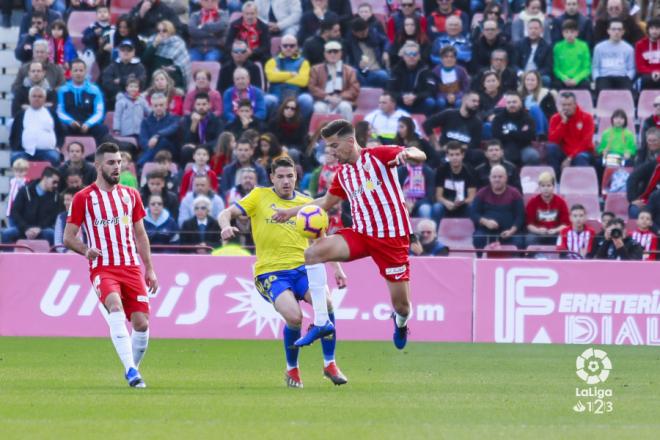 Manu Vallejo defiende un balón en el Almería-Cádiz (Foto: LaLiga).