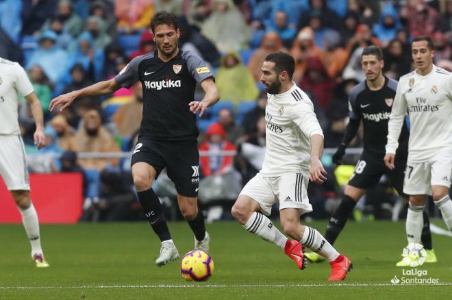 Dani Carvajal pasa una pelota delante de Franco Vázquez (Foto: LaLiga).
