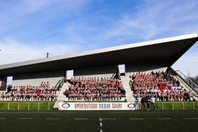 Las plantillas del Universitario Bilbao han posado en la nueva tribuna cubierta de El Fango (Foto: Edu del Fresno).