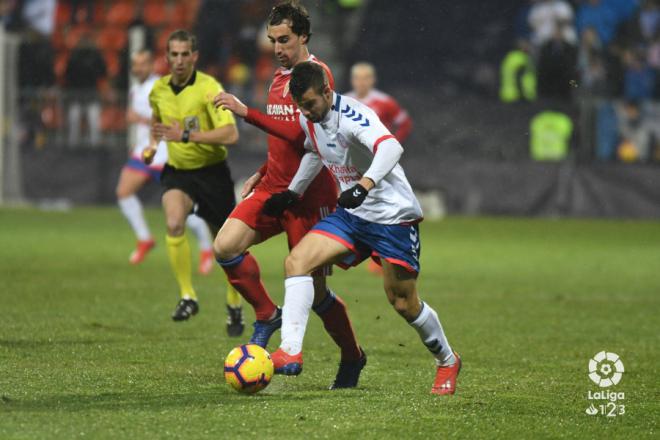 Eguaras presiona a un rival durante el Rayo-Zaragoza (Foto: LaLiga).