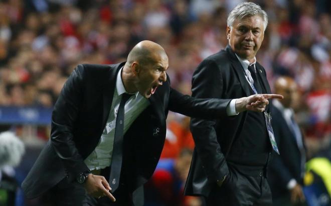 Ancelotti mira a Zidane en el banquillo del Real Madrid.