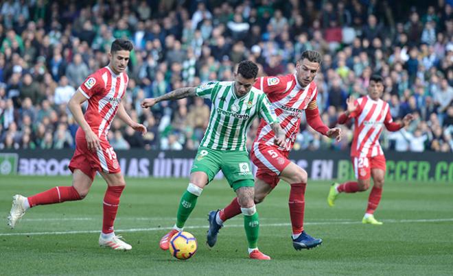 Tonny Sanabria con la pelota antel Girona (foto: Kiko Hurtado).