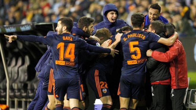 Los jugadores del Valencia celebran la victoria contra el Celta con Marcelino. (Foto: EFE)