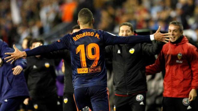 Rodrigo celebra el gol en el Celta-Valencia. (Foto: EFE)