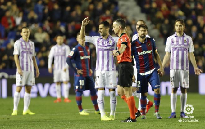 Los jugadores del Real Valladolid protestan la decisión de Jaime Latre ante el Levante (Foto: LaLiga).
