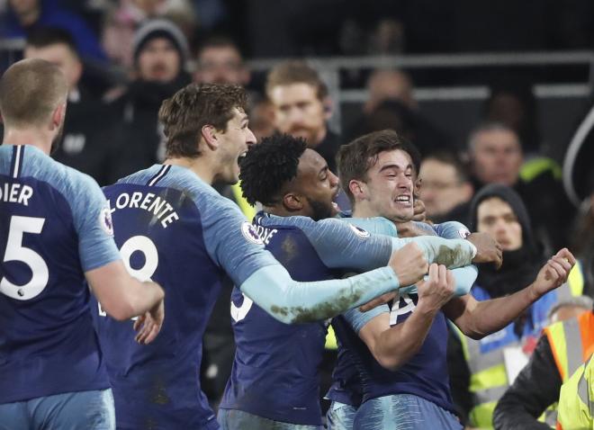 Los jugadores del Tottenham celebran el gol de la victoria, obra de Winks.