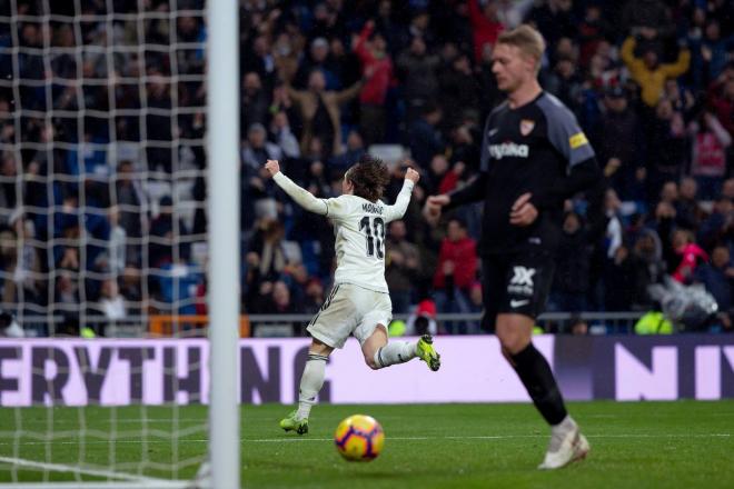 Modric celebra su gol al Sevilla con el Santiago Bernabéu.