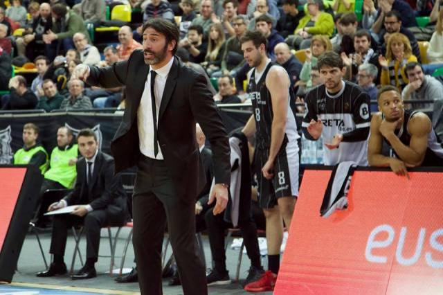 Alex Mumbrú da instrucciones a sus hombres en Miribilla (Foto: Bilbao Basket).