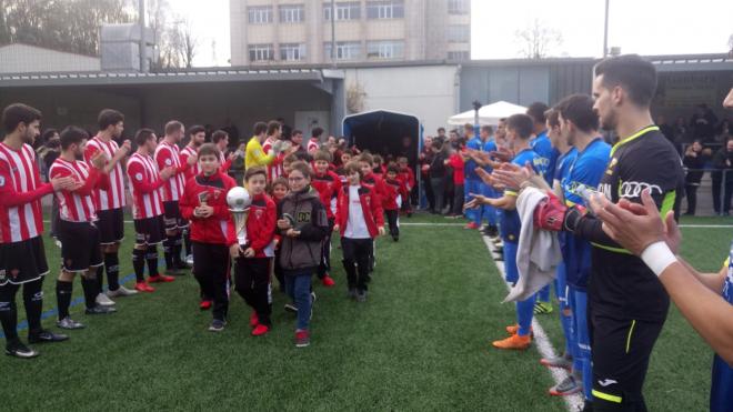 Homenaje a la Escuela de Fútbol del Pasaia K.E. por sus éxitos en los torneos provinciales