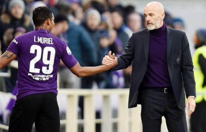 Stefano Pioli saluda a Muriel en su debut con la Fiorentina.