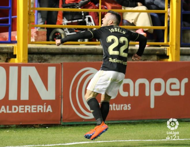 Joselu celebra su gol en el Extremadura-Real Oviedo (Foto: LaLiga).