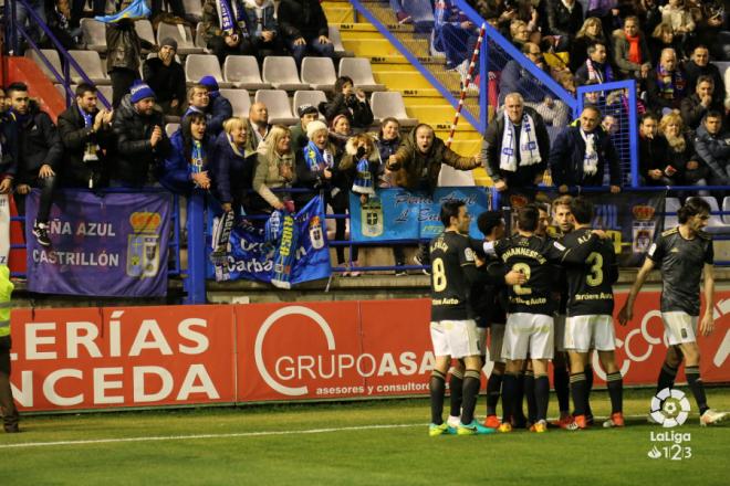 Los jugadores del Real Oviedo celebran uno de sus goles al Extremadura (Foto: LaLiga).