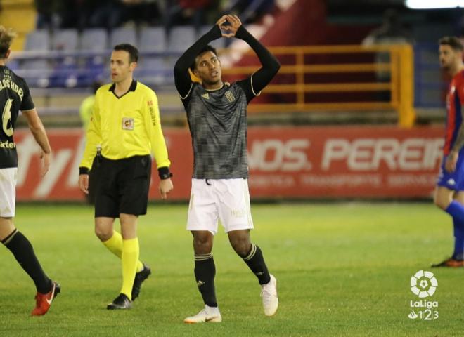 Yoel Bárcenas celebra su gol en el Extremadura-Real Oviedo (Foto: LaLiga).