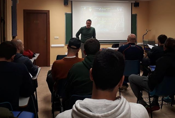 Esteban Suárez, dando clases en la Federación Asturiana de Fútbol (Foto: @estebanportero1).