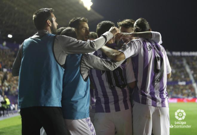Los jugadores del Real Valladolid celebran el gol anulado a Óscar Plano en Valencia (Foto: LaLiga).