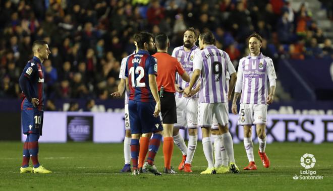 El Real Valladolid protesta tras el gol anulado a Óscar Plano (Foto: LaLiga).