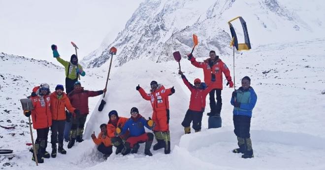 Álex Txikon y su expedición en el campo base en el K2 (Foto: Álex Txikon)