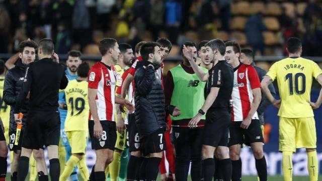Los jugadores rojiblancos rodean al árbitro navarro Undiano Mallenco al finalizar un encuentro del Athletic Club ante el Villarreal (Foto: LaLiga)