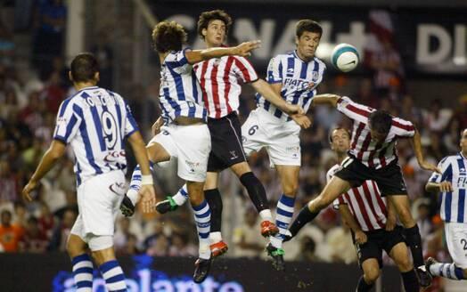 Un jovencísimo Aritz Aduriz trata de cabecear un balón en un derbi contra la Real Sociedad.