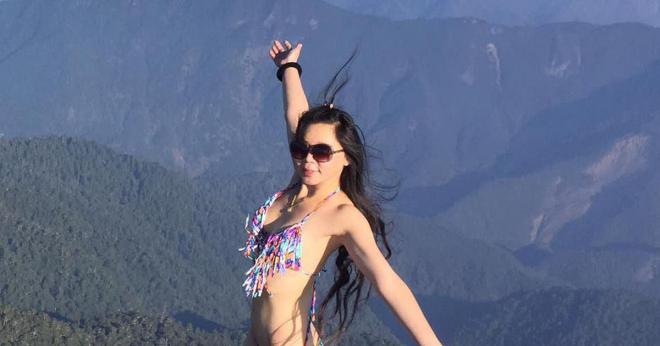 Gigi Wu, la escaladora en bikini, posa en una cima.
